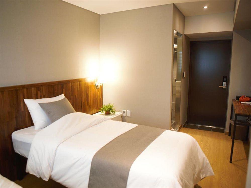 Hostel Cleo Seoul Hongdae Экстерьер фото
